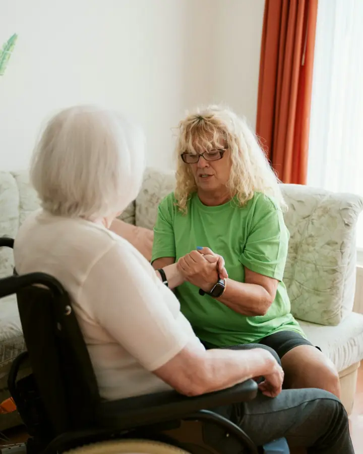 Therapeutin übt mit einer Bewohnerin im Zimmer