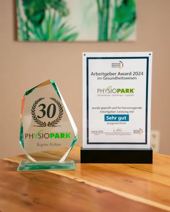 Glaspokal 30 Jahre PHYSIOPARK und Urkunde Arbeitgeber-Award 2024 im Gesundheitswesen
