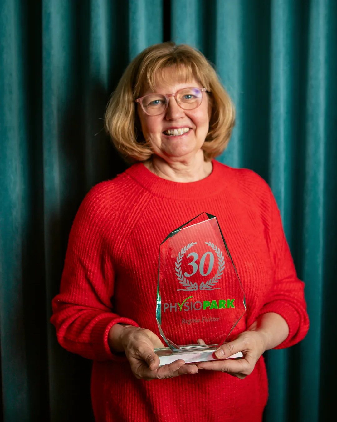 Regina Fichter mit einem Pokal